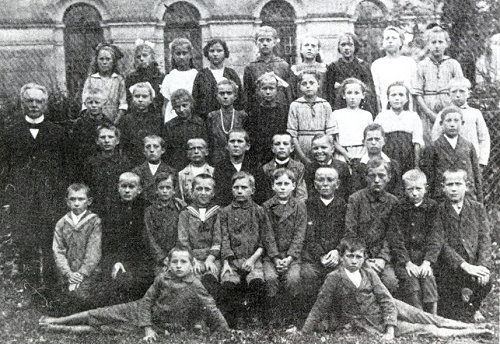 1. klasa szkoły w Gąskach z rektorem Kukowskim w sierpniu 1932